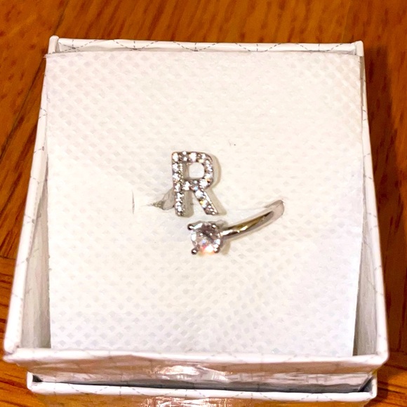 Charming R letter ring - Picture 1 of 3